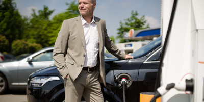 L'homme en train de charger sa voiture.